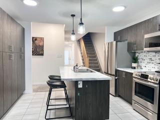 Spacious 4-Bedroom Home, Comfortably Sleeps 10 - Barrie - 2