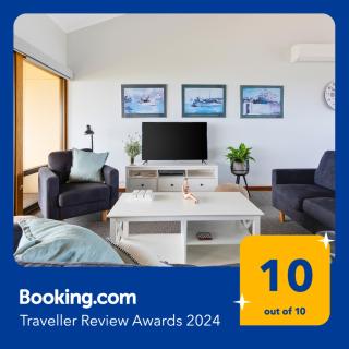 Esplanade 3BR Holiday Home with Magic Ocean Views - 9