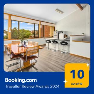 Esplanade 3BR Holiday Home with Magic Ocean Views - 4