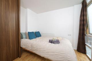 Beautiful 1 Bed Apartment with Living Room - Londra - 0