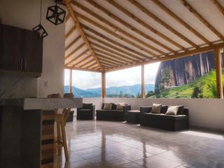 Cómoda casa con espectacular vista a la piedra y embalse - 4