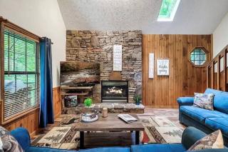 Cozy Cabin, Sleeps 8 - Close to Dollywood with Hot Tub, Arcade, Community Pool - 4