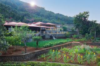 Ekam Lake House by StayVista with Mountain & Lake views, Outdoor jacuzzi, Sauna, Modern amenities & Kitchen garden - Pune - 9