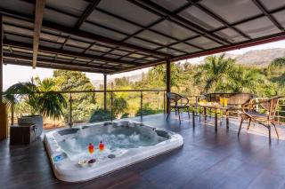 Ekam Lake House by StayVista with Mountain & Lake views, Outdoor jacuzzi, Sauna, Modern amenities & Kitchen garden - Pune - 8