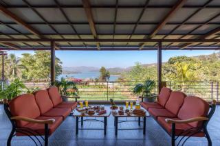 Ekam Lake House by StayVista with Mountain & Lake views, Outdoor jacuzzi, Sauna, Modern amenities & Kitchen garden - Pune - 6