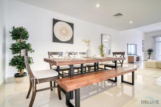 Unbeatable Price, Perfect for Groups with Sea Views by Deluxe Holiday Homes - 1