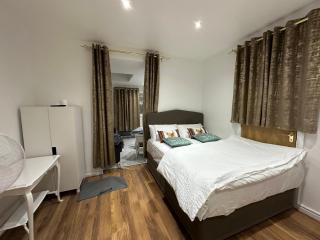 4TH Studio Flat With Private Own Bathroom A London Luxury Family Home Setup and furnished With Double Bed plus A Double Futon-Sofa Bed A Single Futon Bed A Baby Cot and Garden and Free Parking - 2