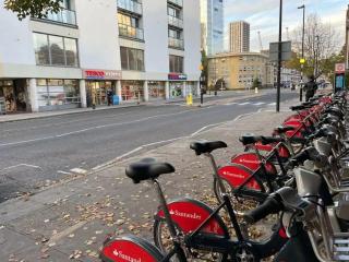 Double Bedroom with a balcony and ensuite bathroom for short or long stay in London Canary Wharf with direct train from Heathrow, also convenient from Stansted and Gatwick airport, 10 minutes from London City Airport and Excel, 16 minutes to Westminster - Londra - 2