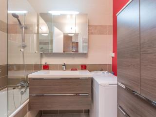 Apt rénové 3*** 4 pièces, proche commerce - FR-1-304-65 - 3