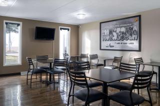 Super 8 by Wyndham Owatonna - Owatonna - 9