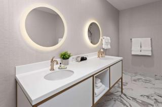Legacy Hotel, Trademark Collection by Wyndham - Green Bay - 5
