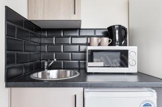 Serviced Ensuite Modern Studio - Sleeps 2 - Near Wembley Stadium - Good Transport Link to Central London - Harrow HA3 - Hatch End - 7