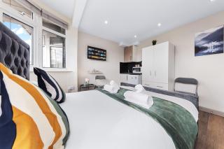 Serviced Ensuite Modern Studio - Sleeps 2 - Near Wembley Stadium - Good Transport Link to Central London - Harrow HA3 - Hatch End - 5