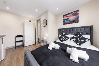 Charming Serviced Ensuite Modern Studio - Sleeps 2 - Near Wembley Stadium - Good Transport Link to Central London - Harrow HA3 - 6