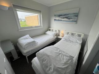 Beachcomber, Sunbeach, Scratby - Two bed chalet, sleeps 4, FREE Wi-Fi, FREE club passes, FREE swimming and pet friendly - Scratby - 6