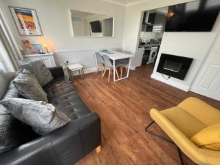 Beachcomber, Sunbeach, Scratby - Two bed chalet, sleeps 4, FREE Wi-Fi, FREE club passes, FREE swimming and pet friendly - Scratby - 0