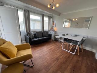Beachcomber, Sunbeach, Scratby - Two bed chalet, sleeps 4, FREE Wi-Fi, FREE club passes, FREE swimming and pet friendly - Scratby - 3