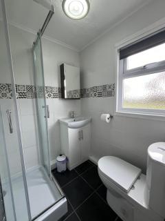 170 Chalet, Sunbeach, Scratby - Two bed chalet, sleeps 5, pet friendly, free Wi-Fi, free entry to onsite clubhouse and bed linen and towels included - Scratby - 5