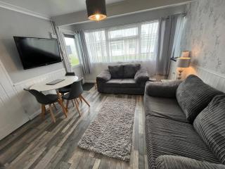 170 Chalet, Sunbeach, Scratby - Two bed chalet, sleeps 5, pet friendly, free Wi-Fi, free entry to onsite clubhouse and bed linen and towels included - Scratby - 2