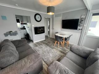 170 Chalet, Sunbeach, Scratby - Two bed chalet, sleeps 5, pet friendly, free Wi-Fi, free entry to onsite clubhouse and bed linen and towels included - Scratby - 3