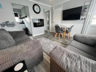 170 Chalet, Sunbeach, Scratby - Two bed chalet, sleeps 5, pet friendly, free Wi-Fi, free entry to onsite clubhouse and bed linen and towels included - Scratby - 6