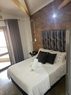 Dream Abodes at Cozy Craftmans Ship, Maboneng - 8