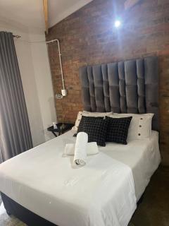Dream Abodes at Cozy Craftmans Ship, Maboneng - Johannesburg - 9