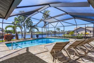 DIRECT GULF ACCESS, INTERSECTING CANAL, POOL HOME minutes from the RIVER! - Villa Southern Charm - Cape Coral - 0