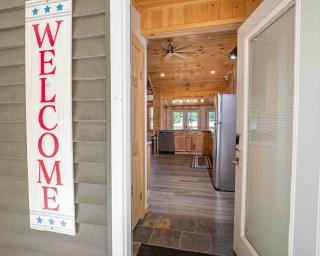 Modern Lake Retreat, Sleeps 8, 5 min to Colgate - 2