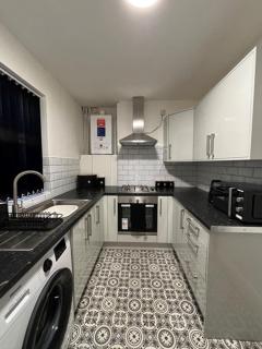 Sleek 3BR House, Fast WiFi, Long-Term Comfort, Near Pubs & Motorway Access - 6