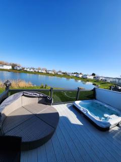 Pinewood Retreat 37 Fishing lake with Hot tub The Grange Mablethorpe - Mablethorpe - 0