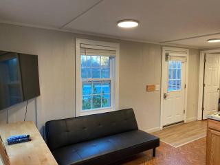 Modern Woodland Cabin With Pool View - Salisbury - 3