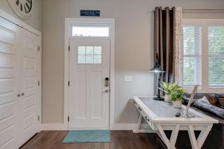 Large East Nashville Home with Game Room sleeps 12 - 1