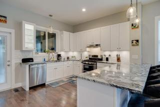 Large East Nashville Home with Game Room sleeps 12 - 7