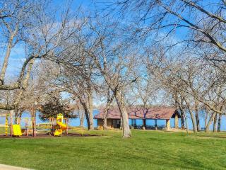 Cozy Family Cottage at the Lakes - Spirit Lake - 8