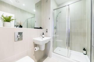 Central boutique 2 bed apt with unique balconies - 3