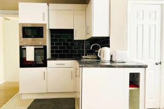 Cosy West London Apartment - 8