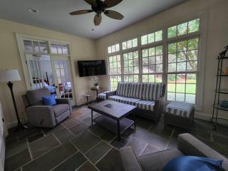 Center of Historical Village, Golf Cart Available, Sleep up to 10 - Pinehurst - 1
