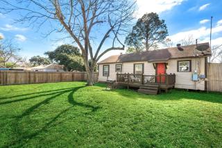 3 bedroom 1 bath WiFi Large back yard with BBQ pit - Baytown - 2