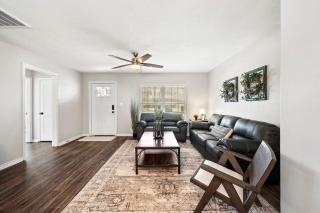 3 bedroom 1 bath WiFi Large back yard with BBQ pit - Baytown - 4
