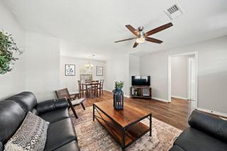3 bedroom 1 bath WiFi Large back yard with BBQ pit - Baytown - 1