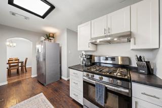 3 bedroom 1 bath WiFi Large back yard with BBQ pit - Baytown - 6