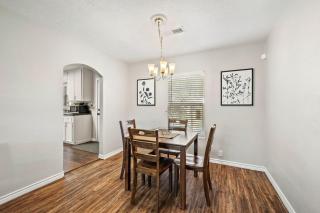 3 bedroom 1 bath WiFi Large back yard with BBQ pit - Baytown - 8