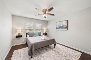 3 bedroom 1 bath WiFi Large back yard with BBQ pit - Baytown - 2