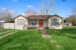 3 bedroom 1 bath WiFi Large back yard with BBQ pit - Baytown - 0