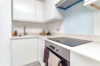 Luxury Apartment with Workspace - 7