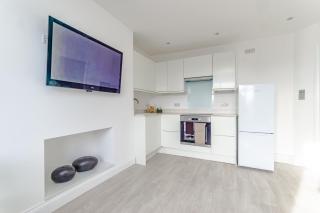 Luxury Apartment with Workspace - 4