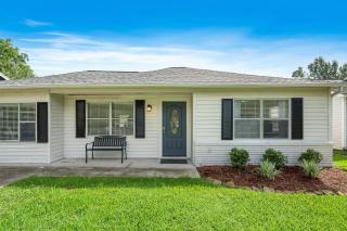 Sleep 7 in this 3 Bedroom Home walking distance Sylvan Beach with Game room work area high speed wifi La Porte close to Kemah NASA - La Porte - 8
