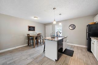 Sleep 7 in this 3 Bedroom Home walking distance Sylvan Beach with Game room work area high speed wifi La Porte close to Kemah NASA - La Porte - 1