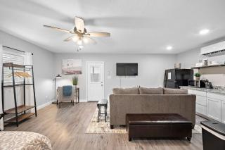 Baytown Private Studio Apartment covered patio Sleeps 4 by the bay skate park main street water park - Baytown - 3